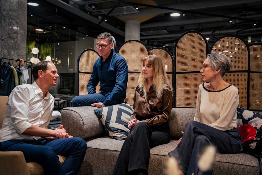 Coworkers from AI-labbet sitting in a sofa